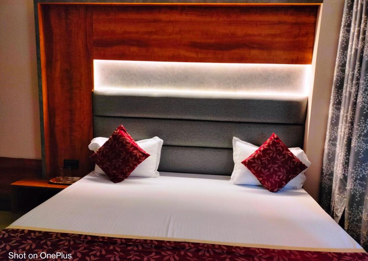 Hotel City Park Guwahati Exteriör bild